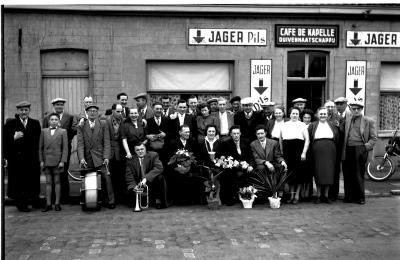 Groepsfoto café De Kapelle,1957