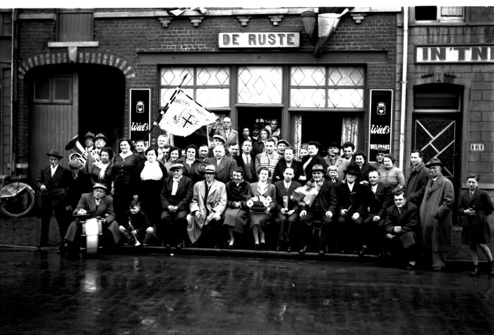 Groepsfoto café De Ruste,1957