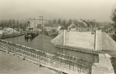 Werken aan De Centrumbrug en de Vaart, Ingelmunster, ca 1956