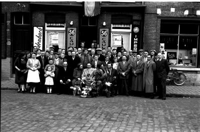 Groepsfoto café Burgerswelzijn,1957