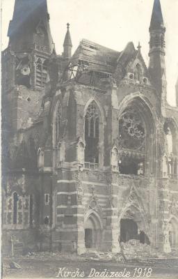 Close-up van zwaar beschadigde basiliek, Dadizele 1918