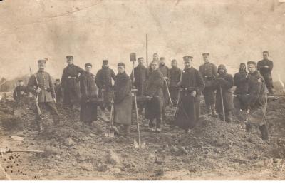 Odiel Deceuninck met mede krijgsgevangenen in Hüsede (D)