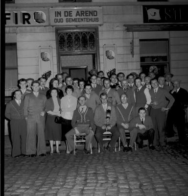 Groepsfoto café In de Arend,1957