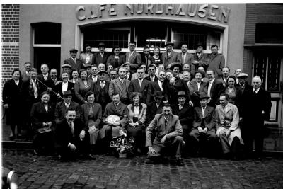 Groepsfoto café Nordhausen, 1957