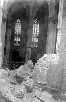 Detail beschadiging na bomaanslag Sint-Tillokerk, Izegem 22 september 1917