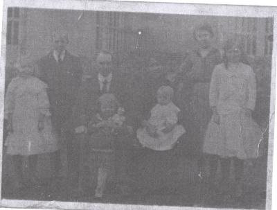 Foto van de familie Huyghebaert in Duffel, genomen in 1914