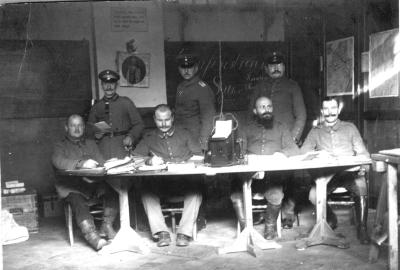 Vergadering Duitse officieren en personeel in 'Ortskommandantur', Izegem 