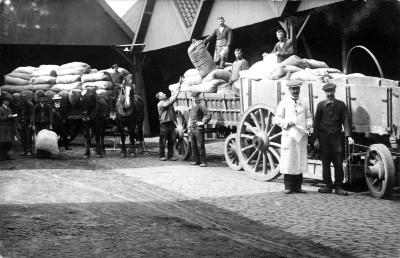 Voorraden aangevoerd met paard en kar bij voedingscomité, Izegem