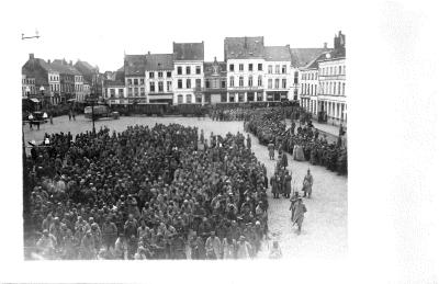 Krijgsgevangenen op de Markt in Roeselare