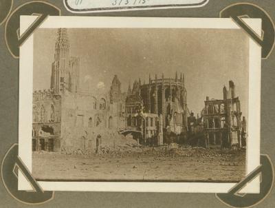 Ruïnes lakenhalle en St.-Maartenskathedraal Ieper, 3 maart 1915
