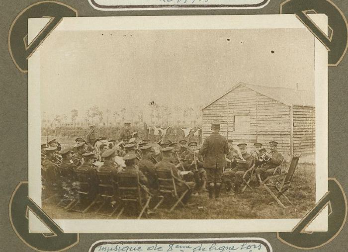 Muziek van 8ste linie speelt tijdens bezoek van prins de Teck, 12 september 1915