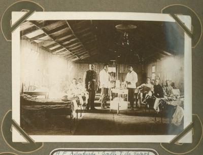 Rustzaal voor gekwetsten die moeten liggen, H.E.A. hospitaal Adinkerke 2 augustus 1915