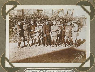 Groepsfoto officieren bij eedaflegging van teruggeroepen officieren, 19 september 1915
