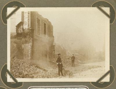 Huis Dechèvre tijdens bombardement, Ieper 1915