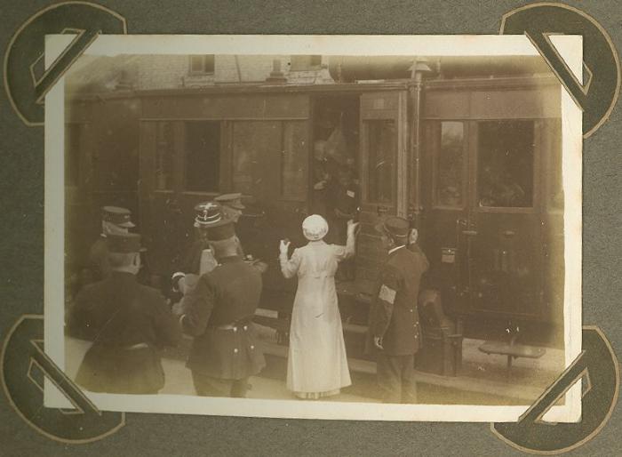 Koningin Elisabeth bezoekt station, Adinkerke 7 september 1915