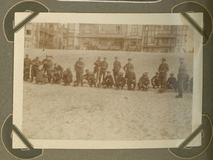 Soldaten poetsen hoge schoenen, strand De Panne 8 september 1915