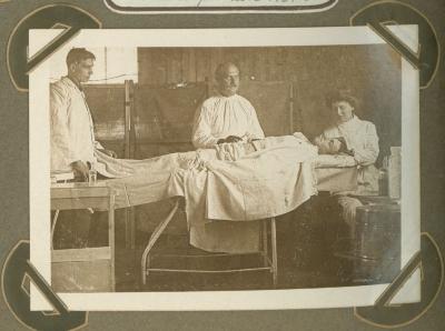 Operatiezaal in H.E.A. hospitaal ' l' Amitié', Adinkerke 7 augustus 1915