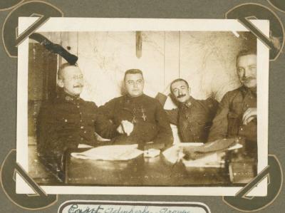 Groepsfoto met 4 militairen, Adinkerke 28 juli 1915