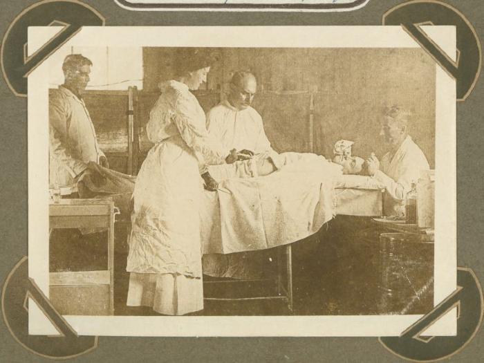 Operatiezaal in H.E.A. hospitaal ' l' Amitié', Adinkerke 7 augustus 1915