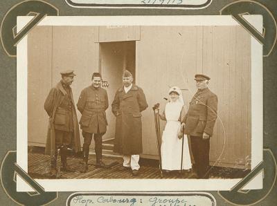 Personeel poseert voor hospitaal Cabourg, Adinkerke 23 september 1915