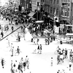 Batjes, menigte op de Grote Markt, 1975