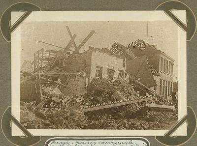 Gemeentehuis en observatiepost in puin, Pervijze 28 september 1915