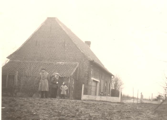 Sylvere Dezegher met jas voor geboortehuis