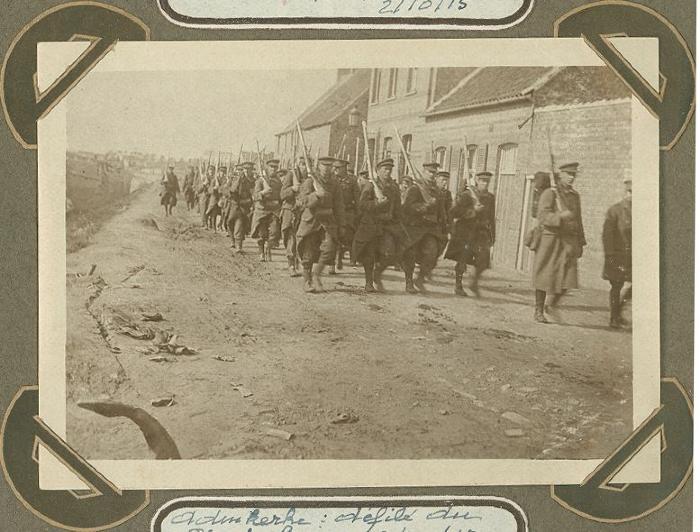 Optocht soldaten 8ste linie, Adinkerke 2 oktober 1915