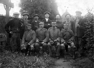 Werkers op kerkhof, Izegem, Eerste Wereldoorlog