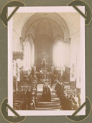 Begrafenismis voor soldaat in kerk Adinkerke 10 november 1915