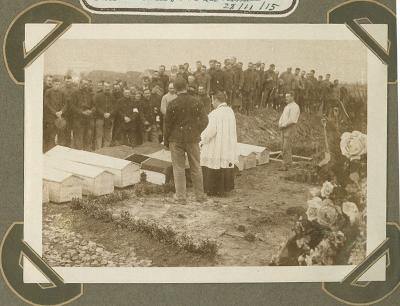 Begrafenis 13 slachtoffers van bombardement De Panne, 28 november 1915