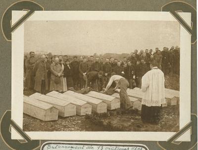Begrafenis 13 slachtoffers van bombardement De Panne, 28 november 1915