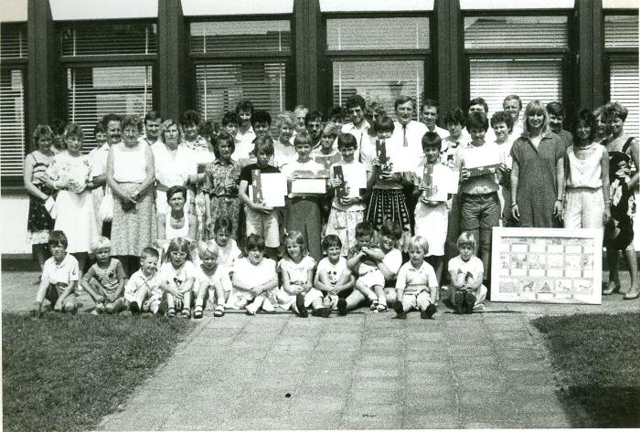Leerlingen 6de leerjaar ontvangen diploma, Lichtervelde, juni 1986