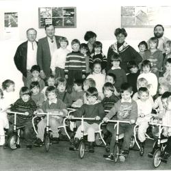 Vriendenkring schenkt nieuwe fietsjes aan kleuters, Lichtervelde, maart 1988