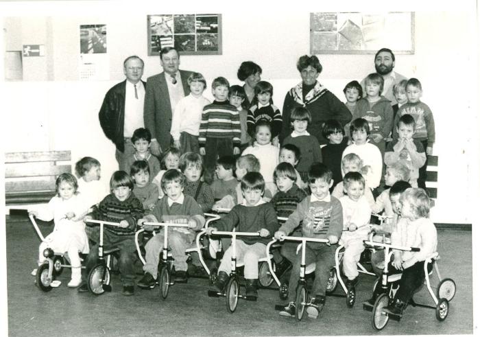 Vriendenkring schenkt nieuwe fietsjes aan kleuters, Lichtervelde, maart 1988