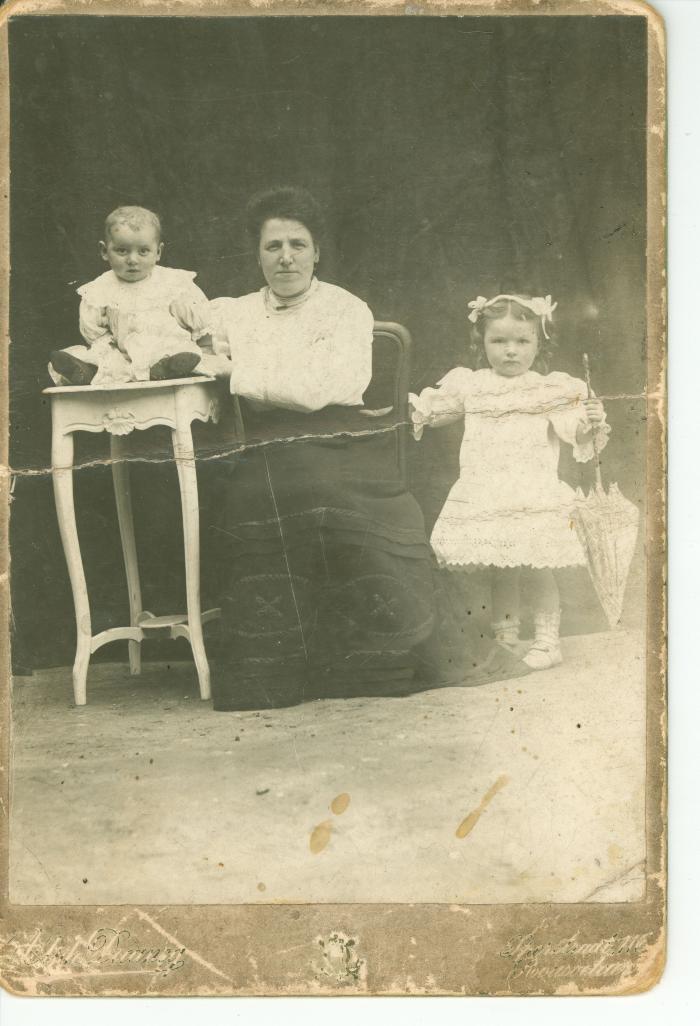 Elisa en haar twee kinderen, 1904(?)