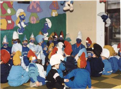 De sint bezoekt de kleutertjes tijdens Smurfenfeest, Lichtervelde , 2 december 1988