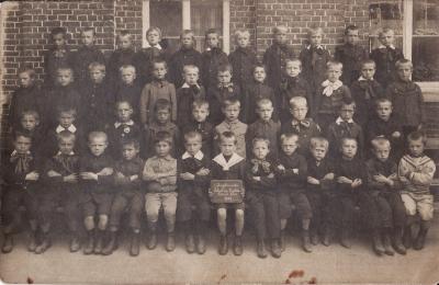 Klasfoto wezenschool, Ingelmunster, 1909