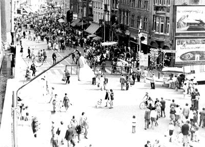 Batjes, menigte op de Grote Markt, 1975
