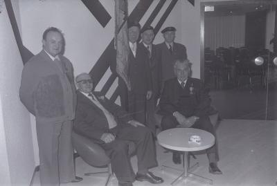 Groepsfoto met oud-strijders van Tweede Wereldoorlog, Moorslede december 1975
