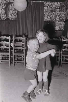 Dansende kleuters in café Nantes, Moorslede 1975