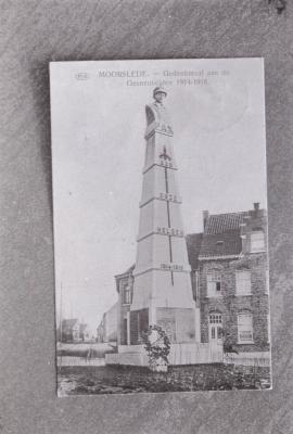 Foto van oude prentkaart, standbeeld voor gesneuvelden 1914-1918, Moorslede 