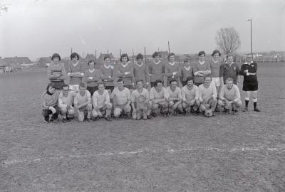 Groepsfoto voetbalclub S.V. Moorslede, april 1975