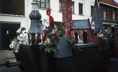 Tap en Torrestoet Dadizele: wagen met Harlekijn en Pierrots; 15 mei 1983
