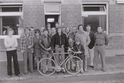 Edward Roose poseert met fiets, Moorslede januari 1975