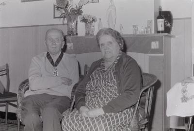 Bejaard echtpaar poseert in woonkamer