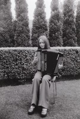 Dominique Cordeny speelt accordeon, Westrozebeke juni 1975