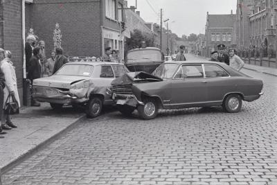 Auto-ongeval in Stationsstraat, Moorslede augustus 1974