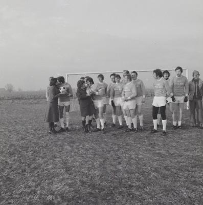 Groepsfoto met spelers voetbalploeg The Jumbo's, Moorslede