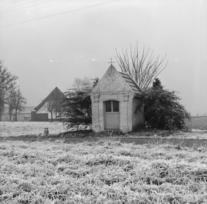 Winterlandschap met landelijke kapel